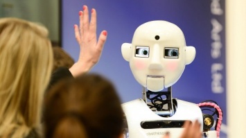 Ученые научили работающих с людьми роботов «давать пять»
