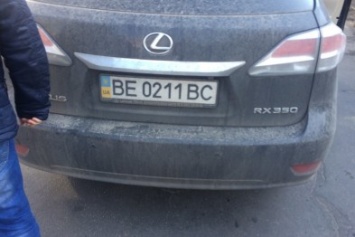 В Николаеве водитель "Lexus" нарушил ПДД и едва не сбил пешеходов (ВИДЕО)
