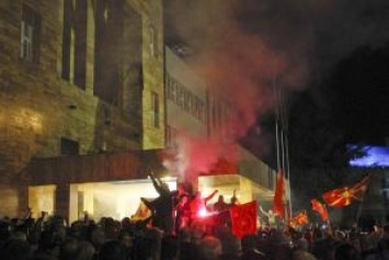 Флаги, балаклавы, захват парламента: что происходит в Македонии