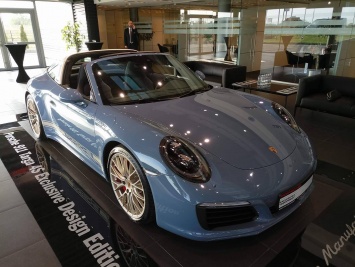 В Украину завезли уникальный спорткар Porsche 911
