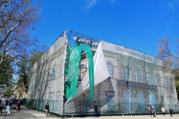 На историческое здание возле одесской мэрии вновь больно смотреть (ФОТО)