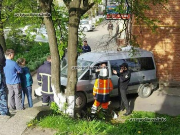 ДТП на Ивано-Франковщине: Peugeot задним ходом скатился в угол дома - пострадало трое. ФОТО