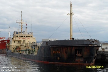 Появились фото захваченного в Ливии украинского танкера