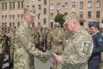 В Харькове более 40 воинов-контрактников получили офицерские погоны