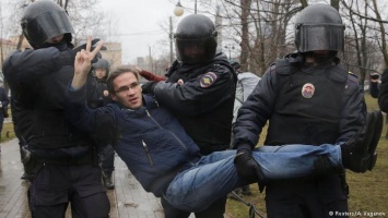 Десятки человек задержаны в городах России на акциях протеста "Надоел"