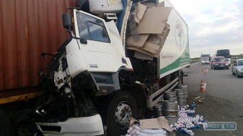 Под Одессой образовалась огромная пробка из-за столкновения грузовиков