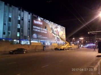 Больше баскетбольного, но меньше хоккейного: со стены в центре Одессы убрали огромную рекламу