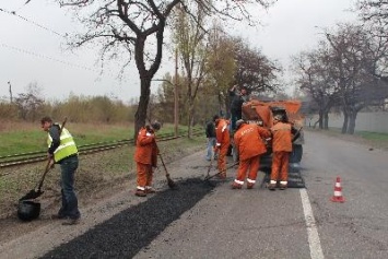 В самом разгаре: коммунальщики активно ремонтируют запорожские дороги
