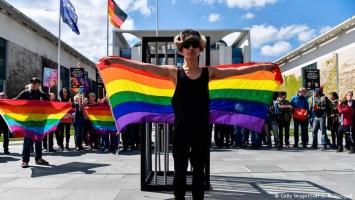 Перед ведомством Меркель начался трехдневный пикет в поддержку чеченских геев