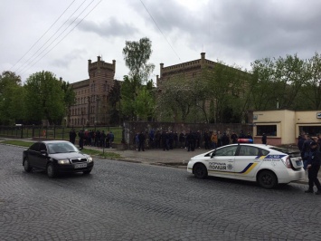 Во Львове полиция разняла драку между левыми и правыми националистами после футбольного матча