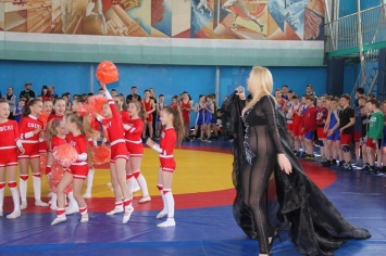 «Трусы - пережиток совка»: Украинская певица выступила перед детьми без нижнего белья