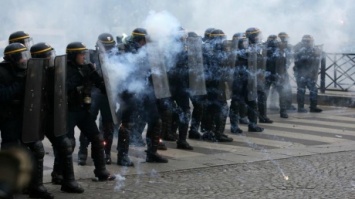 В Париже столкновения на фоне митингов Ле Пен и Макрона, есть задержанные