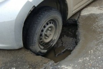 Водитель, который смог: Севастополец попал колесом в яму и отсудил полмиллиона рублей