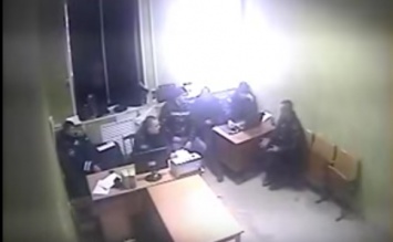 В Запорожской области вынесли приговор полицейскому, избившему задержанного (Видео)