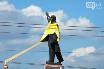 Памятник Ленину в Запорожье переодели в форму сборной Украины