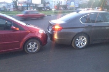 Николаевские водители "заблокировали" пьяную девушку на красной иномарке, чтобы предотвратить ДТП (ФОТО)