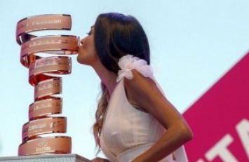 Красотка представила главный трофей к 100-летию Джиро д'Италия