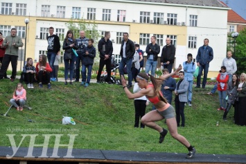 Лучшие легкоатлетки Украины прыгали в длину под музыку в Ужгороде