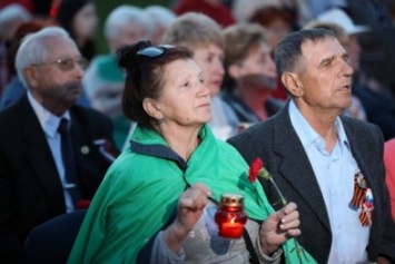 Крымчане зажгли свечи в память о жертвах концлагеря «Красный» под Симферополем (ФОТО)