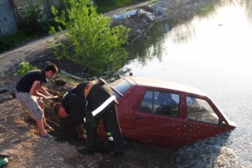 В Николаеве автомобиль упал в канаву (ФОТО)