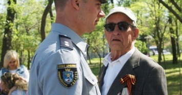 В Николаеве полиция не смогла убедить пенсионера снять георгиевскую ленту