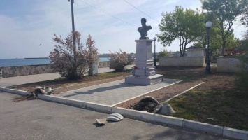 Памятник Николаю II в Крыму подвергся нападению