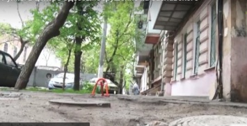Жители улицы Заславского живут под постоянным обвалом фрагментов фасада