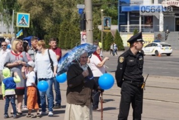 День памяти и примирения в Кривом Роге отмечали не с красными маками, а с голубыми шариками (ФОТО)
