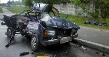 В Киеве грузовик раздавил ВАЗ, есть погибший