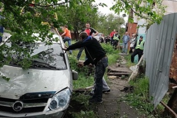 В Мариуполе китайская легковушка врезалась в забор частного дома (ФОТО)