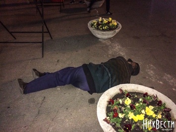Скандального «бездомного», лежавшего у мэрии Николаева, привели туда двое неизвестных, подставив журналистов
