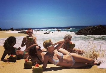 Кэти Перри с подружками отдыхают в Мексике