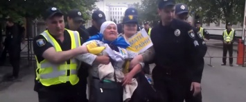 Под окнами Порошенко полиция погрузила в автозак митинговавших матерей атошников