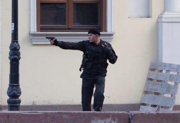 "Он поджег толпу": фото россиянина с пистолетом во время одесской трагедии взбудоражило соцсети