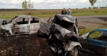 Жуткое ДТП на Донбассе: три человека погибли в сгоревших автомобилях