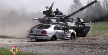 Появилось видео, как украинские танкисты демонстрируют точность вождения