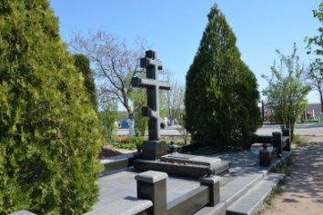 Какие истории таит вип-сектор Мариупольского кладбища?