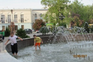В Симферополе открылся сезон купания в фонтанах (ФОТО)