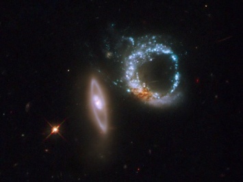 NASA показало удивительный снимок двойной галактики