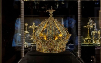 Во Франции украли из музея "тиару Девы Марии" с 1,8 тыс. драгоценных камней