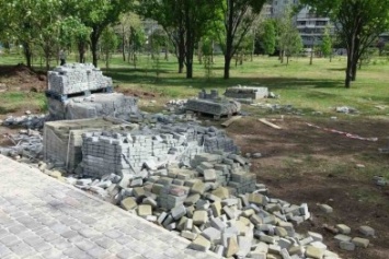 Разбросанная плитка и выкопанные бордюры: как в Запорожье на Бабурке реконструируют парк Юбилейный, - ФОТОРЕПОРТАЖ