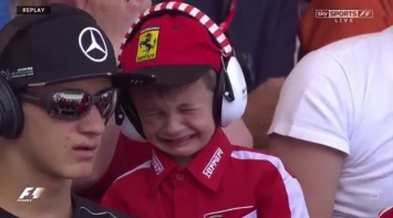 Юный фанат Формулы 1 расплакался после аварии Райкконена