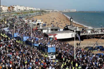 Тысячи поклонников отметили выход в Премьер-лигу на побережье