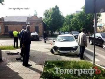 ВИДЕО ДТП в Кременчуге: девушке-пешеходу повезло в столкновении двух авто