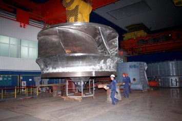 В шахту Ташлыкской ГАЭС установили 110-тонное рабочее колесо