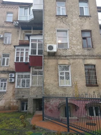 В Киеве аварийный дом облепили кондиционерами и балконами