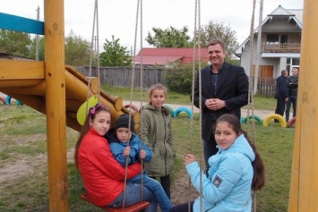 В Житомирской области депутаты от ОППОЗИЦИОННОГО БЛОКА открыли семь детских площадок