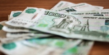 Аналитики ЦБ предупредили о риске падения зарплат от занижения курса рубля