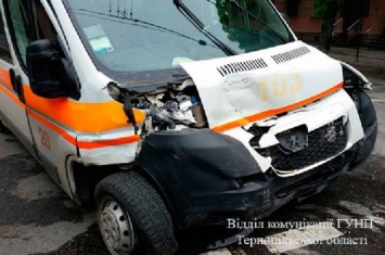В Тернополе машина «скорой» попала в ДТП, направляясь к разбившемуся призывнику (фото)