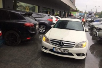 Автохам на белом Mercedes помешал одесситам в Аркадии (ФОТО)